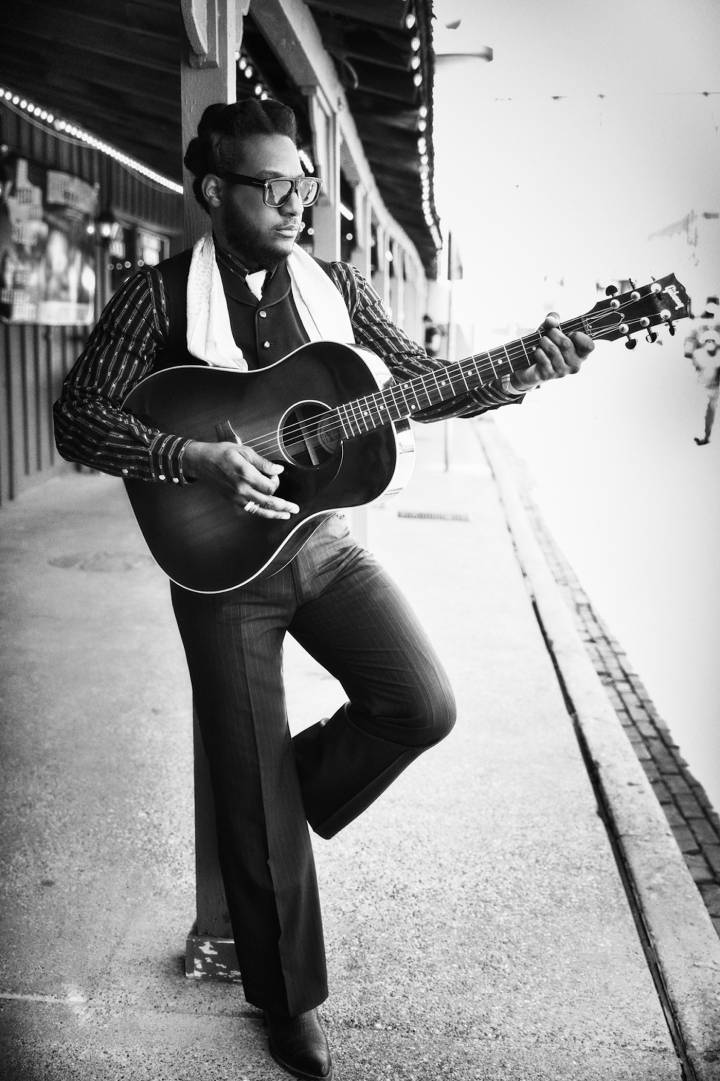Pour le chapitre de décembre de Time Well Spent, Leon Bridges est ici photographié dans sa ville natale: Fort Worth, au Texas. Connu pour sa musique affranchie des genres, nourrie de soul et guidée par l'introspection, il a su transformer souvenirs, foi et héritage en sonorités - sa musique est une célébration du temps lui-même.