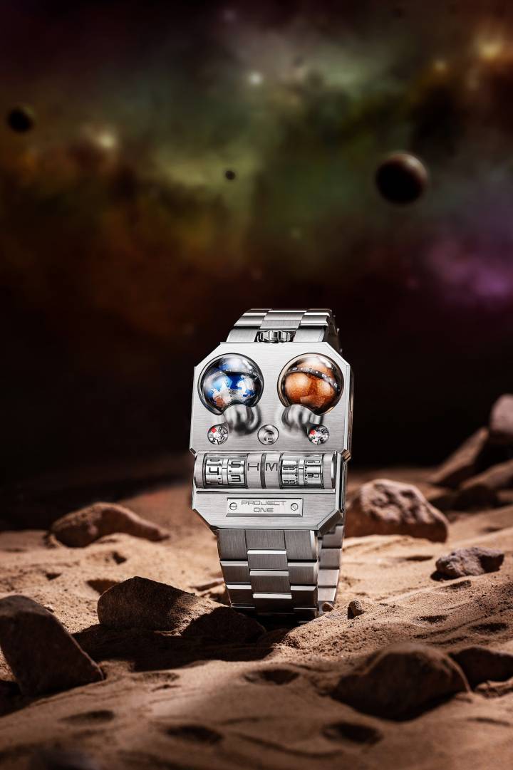 Sur base d'un calibre SW200 modifié, le modèle Mars Project One est doté d'un système de module mécanique à double fuseau horaire Terre / Mars. Les deux fuseaux horaires ont une base de 24 heures et sont affichés par un système à quatre rouleaux. 