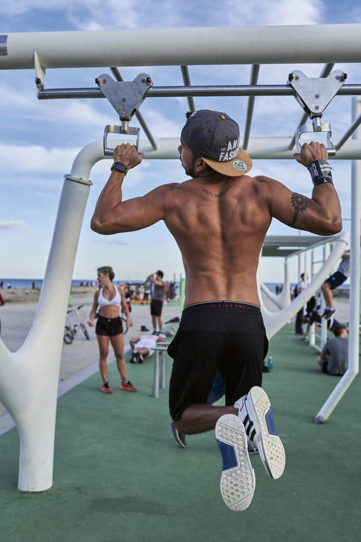 Espagne, Barcelone: «Avec ses 1'100 mètres de long, la plage de la Barceloneta attire la jeunesse, les skateurs, les rolleurs. La salle de sport en plein air est gratuite et les gens viennent s'y entraîner. Ce jeune homme s'entraînait avec des amis. Son rapport au temps est scandé: il regarde sa montre pour compter ses squats, ses pompes. Tout en me donnant l'heure, il a continué son entraînement, comme ça, de dos. C'est le seul que j'ai photographié de dos, d'ailleurs.» 