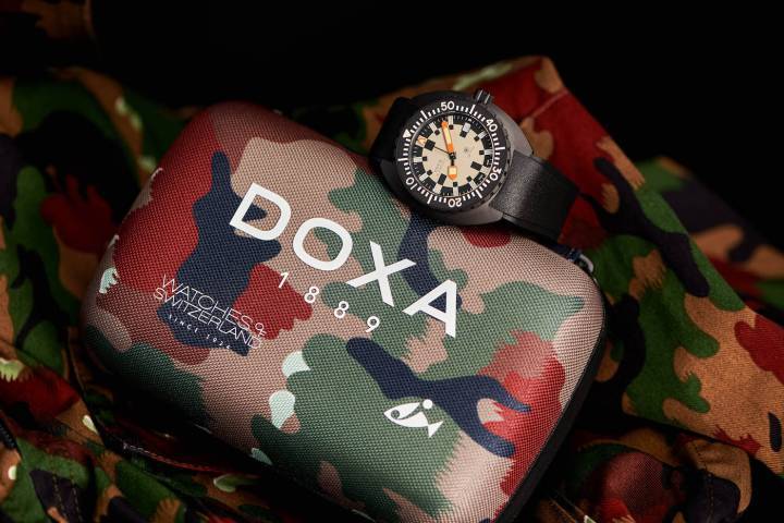 Les modèles Doxa Army Watches of Switzerland sont livrés avec deux bracelets – caoutchouc FKM noir et de type NATO à motif camouflage – dans un écrin spécial à cette série, qui reprend le motif original camouflage de l'Armée suisse de l'époque.