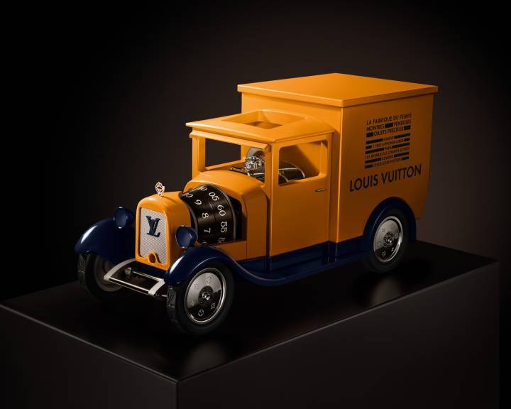 Avec cette Camionnette, nouvelle création d'exception aux détails subtils, Louis Vuitton enrichit sa catégorie des Objets du Temps.