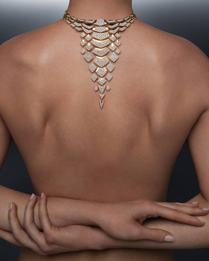 Le collier Plastron de la collection Python, pièce unique façonnée en fonte dans l'atelier d'Akillis à Barcelone. Réalisé en or jaune 18 carats et serti de diamants GVS, il a nécessité pas moins de 105 heures de travail, entre conception, fonte et sertissage.