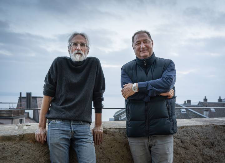 John Howe avec Alain Delamuraz à la nouvelle Tour du Fantastique de Neuchâtel, où l'artiste proche de Jaquet Droz a installé son atelier.