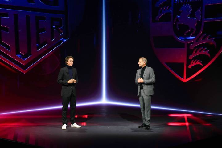 Frédéric Arnault, PDG de TAG Heuer, et Detlev von Platen, membre du directoire de Porsche AG en charge des ventes et du marketing, ont partagé la scène pour annoncer le partenariat entre leurs marques.