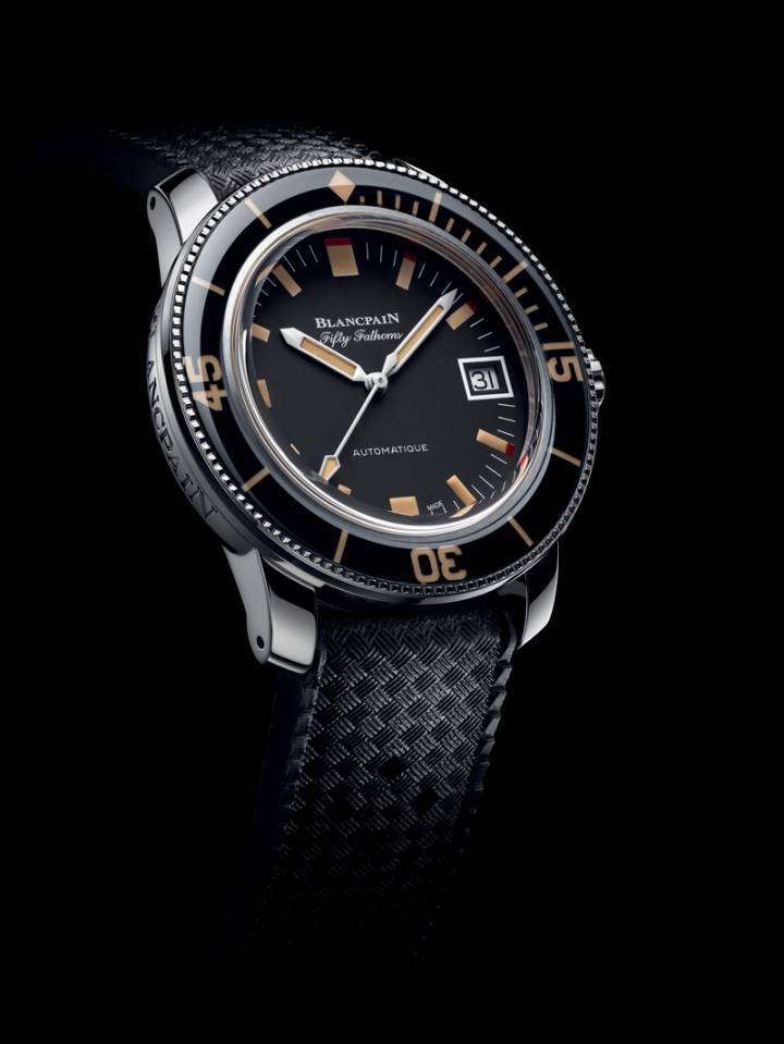 La Fifty Fathoms Barakuda, éditée en acier à 500 exemplaires, combine look vintage et motorisation contemporaine avec mouvement automatique 1151 à double barillet. Avec ce modèle, Blancpain espère convaincre à la fois «les plongeurs expérimentés, les collectionneurs, les fous d'histoire ou les amoureux de la belle mécanique».