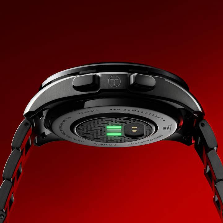 La Tissot T-Touch Connect Sport est équipée d'un nouveau capteur permettant des mesures corporelles affinées. «Si sa fonction première est d'informer les utilisateurs, elle ne cherche pas à remplacer votre téléphone. Au lieu de cela, elle propose des notifications opportunes, tout en mettant toujours l'accent sur son identité première: une montre authentique,» souligne la marque.