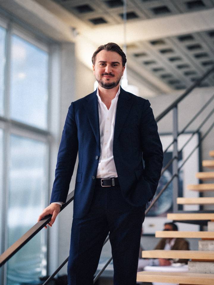 Entré comme horloger chez Corum à la sortie de sa formation en 2011, Haso Mehmedovic a conduit l'an dernier le management buyout auprès de l'ancien propriétaire China Haidian. A 32 ans, il connaît ainsi la marque de l'intérieur depuis 15 ans!