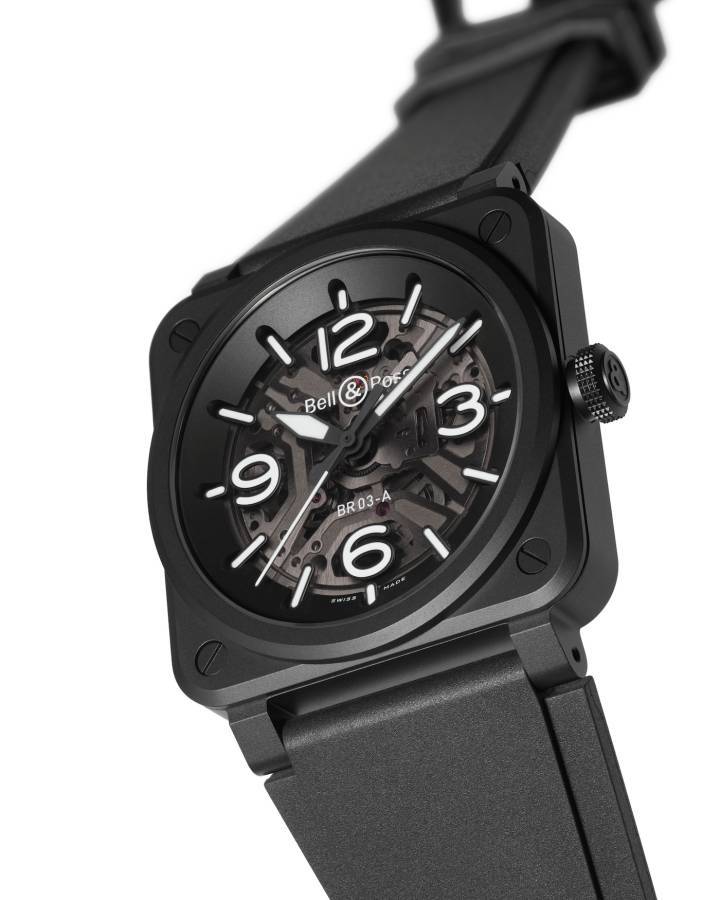 Pensée pour les 20 ans de la première montre carrée de Bell & Ross, la nouvelle BR-03 Skeleton se décline en trois versions complémentaires mettant en scène le savoir-faire de la marque en matière de squelettage et de luminescence: Black Ceramic, Lum Ceramic ou Grey Steel.