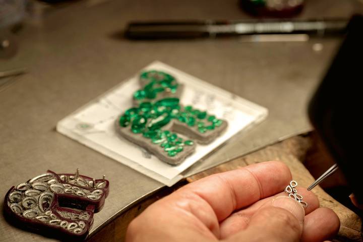 Un pendentif en forme d'éléphant, hommage au nom Insofu, qui se transforme en broche. Cette pièce emblématique est sertie d'émeraudes de différentes tailles et soulignée de diamants. La trompe relevée de l'éléphant symbolise la bonne fortune.