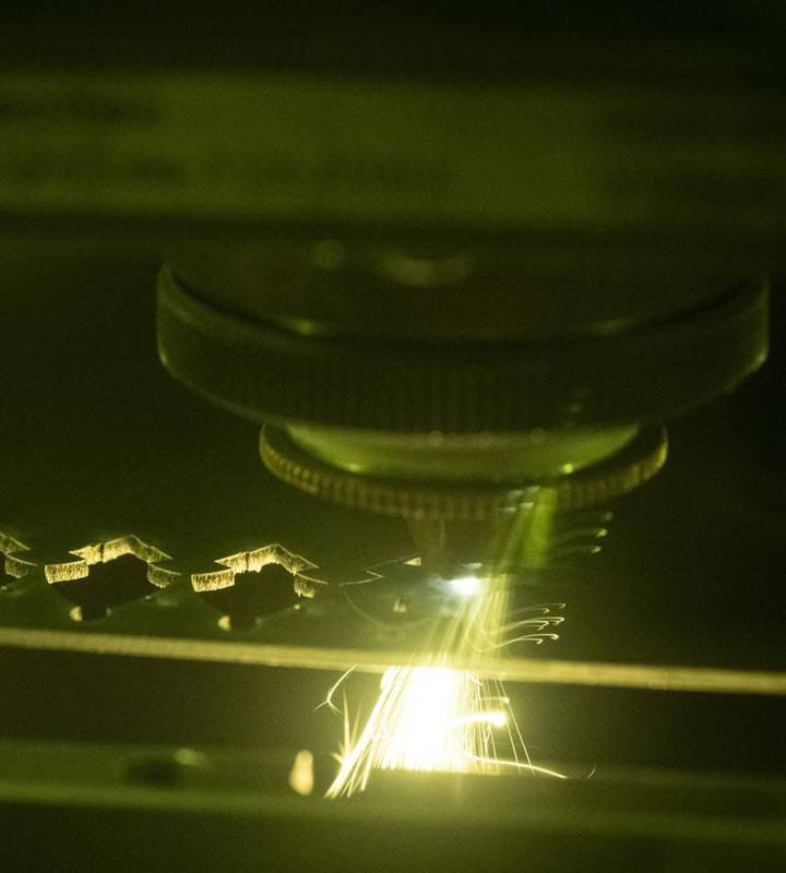 Au cœur de sa démarche, Akillis intègre des technologies de précision empruntées à la Haute Horlogerie et à l'aéronautique. L'usage de la découpe laser, du fraisage numérique et des traitements de surface avancés permet de réaliser des créations d'une sophistication extrême.