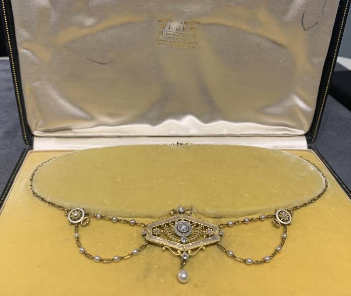 F. Torroni SA - Collier en perles, diamants, émail, avec un travail de ciselage signé Vever et portant le poinçon de marque de l'ouvrier qui l'a fabriqué, Léopold Gautrait, vers 1904.