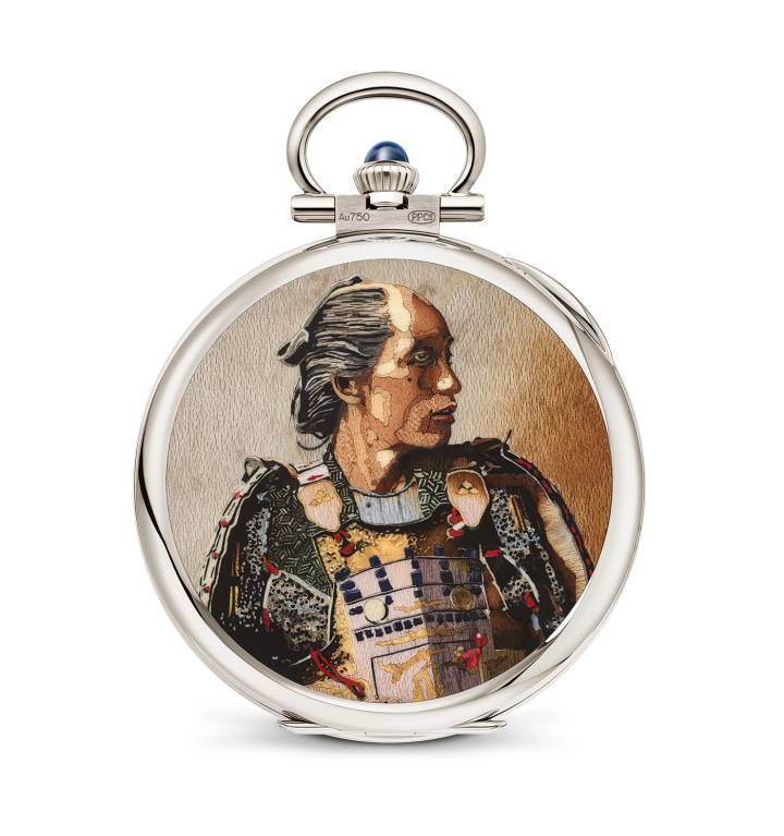 Parmi les pièces d'exception créées à cette occasion, cette montre de poche «Portait de samouraï» (995/131G-001). C'est un des décors de marqueterie de bois les plus complexes jamais réalisés par Patek Philippe pour lequel l'artisan a découpé et assemblé un total incroyable de 800 pièces et 200 minuscules incrustations de bois couvrant une palette de 53 essences aux couleurs, textures et veinures les plus variées.