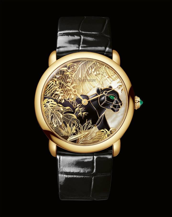 La Ronde Louis Cartier Panthère Métiers d'Art (2025) dévoile un cadran en nacre et laque blanche, avec des feuilles ajourées au style «paillons» et une panthère en nacre laquée noire.
