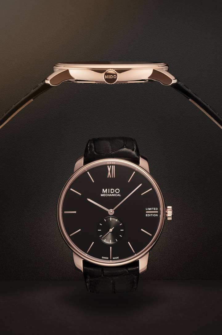 Le modèle Baroncelli Mechanical Limited Edition, d'une épaisseur de moins de 7 mm, est la montre mécanique la plus fine de Mido. Equipée d'un mouvement manuel d'une épaisseur de 2,5 mm, elle allie laque noire et PVD poli couleur or rose. Série numérotée de 2020 exemplaires. 
