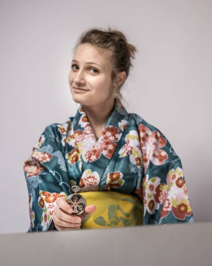 Shona Tain, à 19 ans, en 2017, lors de la remise du prix Avenir Métiers d'Art avec sa montre école «La Route du Thé». ( Photo:Augustin Détienne)