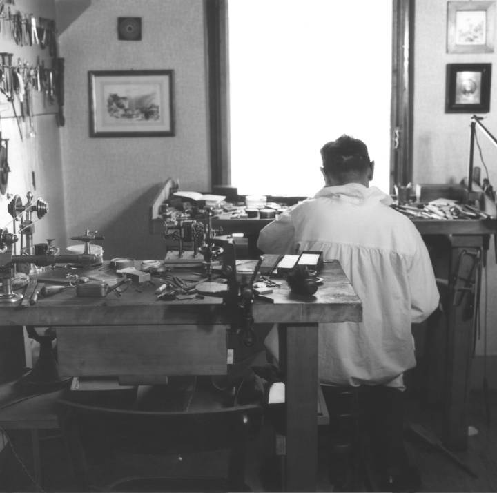  Ville de Genève, Archives du Musée d'art et d'histoire. Louis Cottier à son établi, Carouge, photographie vers 1950 