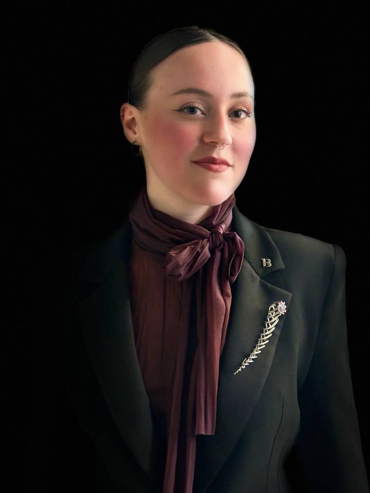 Fanny Lienhard, lauréate du Concours Bucherer Fine Jewellery, porte sa broche Sparkling Star.