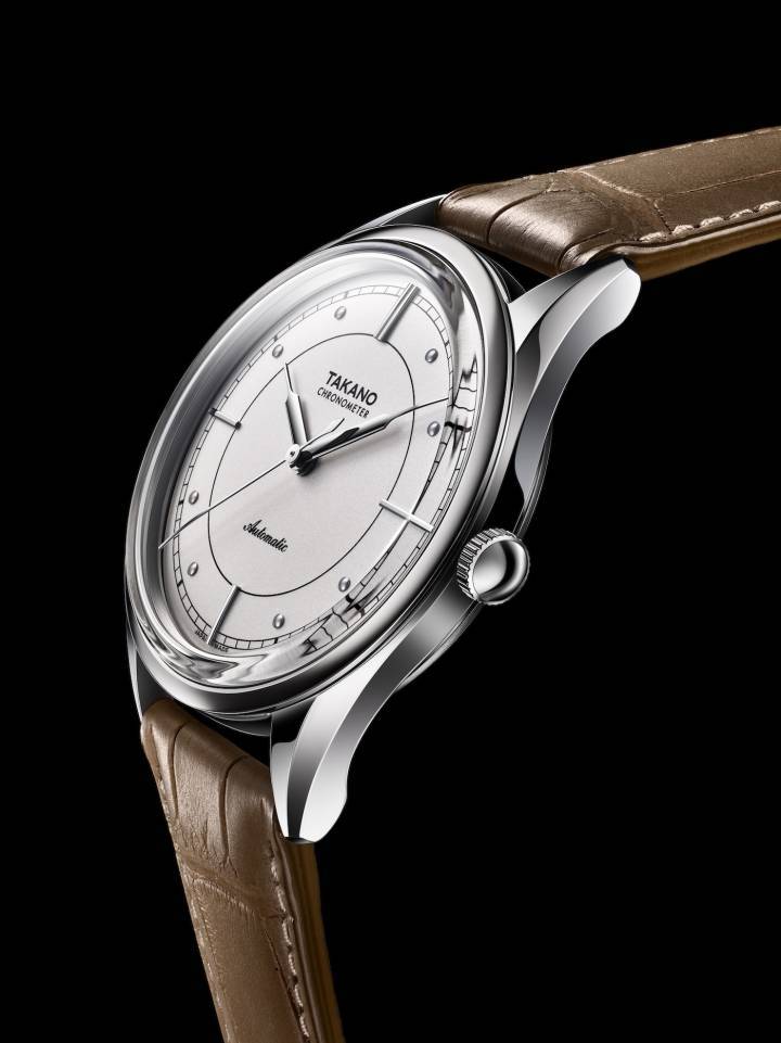 Chateau Nouvel Chronometer de Takano, la marque relancée par Hajima Asaoka, certifiée par le poinçon à tête de vipère de l'Observatoire de Besançon.