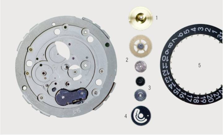 1﻿. Pinion roue des heures 2. Elément du train de rouages 3. Date rapide 4. Disque d'ajustement de la date 5. Disque de date. 