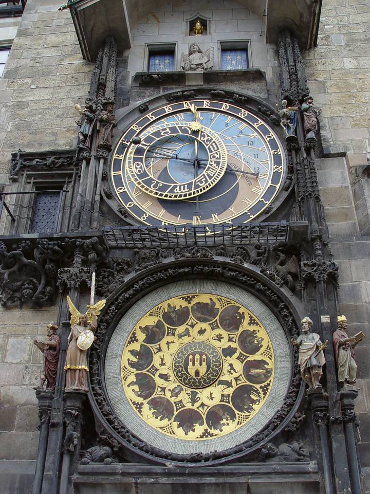 L'horloge astronomique de Prague, construite en 1410 par le maître horloger Hanus et perfectionnée par Jan Taborsky au XVIe siècle. La légende raconte que pour qu'Hanus ne reproduise pas son œuvre, on lui aurait crevé les yeux. (Photo Steve Collis from Melbourne)