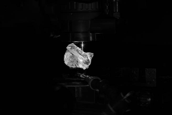 Le diamant baptisé le Lesotho Legend, pesant 910 carats et découvert en 2018, a été taillé en plusieurs pièces pour constituer la nouvelle collection de haute joaillerie de Van Cleef & Arpels. 