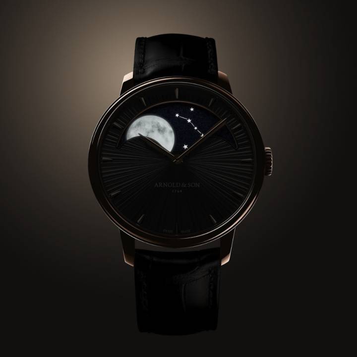 Nouvelle itération de la Perpetual Moon 41.5, la Cliff Grey Edition s'habille d'un cadran aux couleurs des falaises de Cornouailles. Elle se veut un hommage au pays de son fondateur et à la mer d'où partaient les navires de Sa Majesté, équipés de chronomètres de marine signés John Arnold. Astre symbolique de la navigation en haute mer, la lune immense qui signe la collection Perpetual Moon traverse un ciel nocturne dans lequel brillent les constellations de la Grande Ourse et de Cassiopée. 