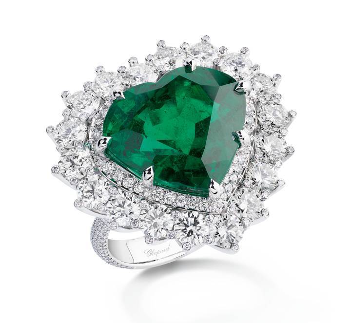 L'émeraude centrale de cette bague, en forme de cœur, présente une teinte très saturée et est extrêmement rare en raison de l'absence quasi-totale d'inclusions.