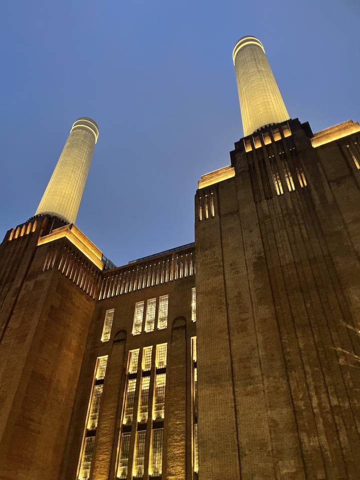 Battersea, une ancienne centrale électrique réhabilitée à Londres, qui abrite aujourd'hui une boutique Watches of Switzerland 