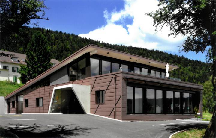 A Cernier, l'élégante architecture de la société Décors Guillochés s'inscrit à merveille dans le paysage du Val-de-Ruz.