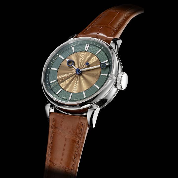 La montre-bracelet Voutilainen 28SC incarne à la perfection la philosophie de Kari Voutilainen. Le cadran bicolore en argent est guilloché à la main. Les appliques des heures sont en or et leur finition est personnalisable. Édition limitée de 12 montres.