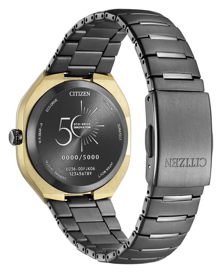 Le modèle est équipé du nouveau mouvement Cal.E036, qui peut fonctionner 365 jours avec une seule charge complète. Le boîtier et le bracelet sont fabriqués en Super Titanium.