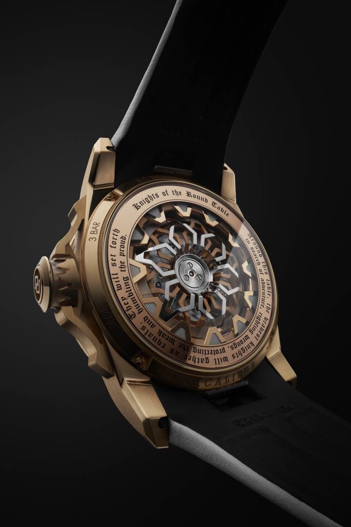 Le calibre RD821 présente 14 types distincts de finitions à la main sur ses composants, un critère essentiel pour obtenir la prestigieuse certification Poinçon de Genève.