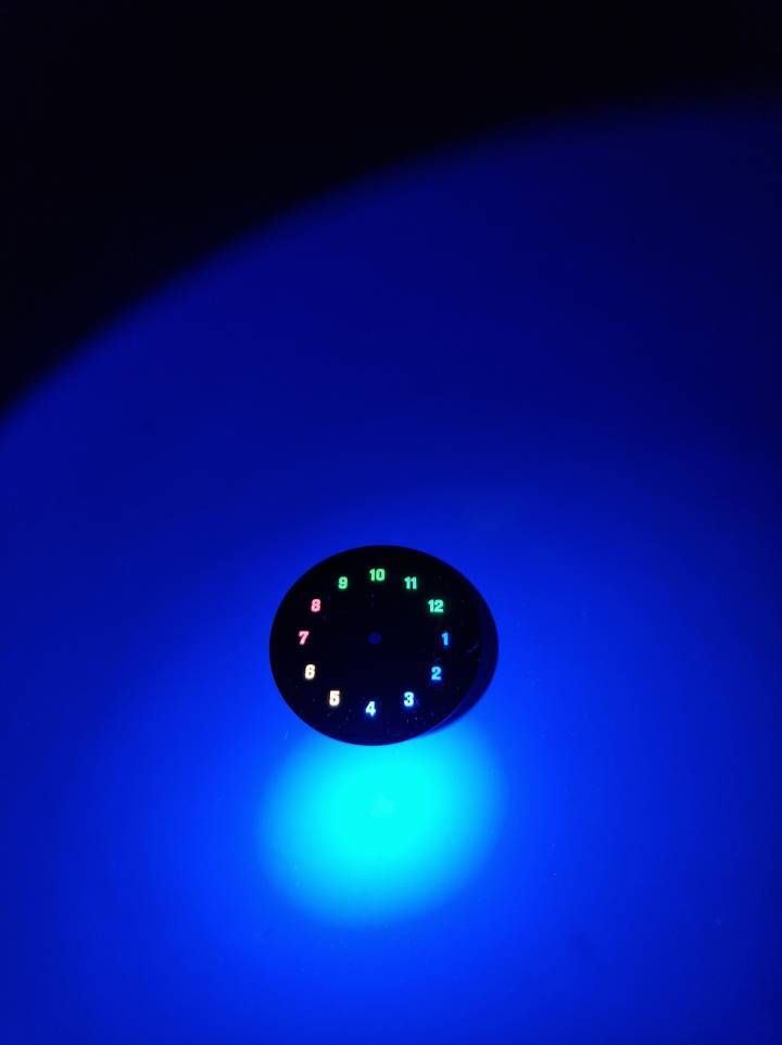 Cadran «Tutti Frutti» composé d'index luminescents de diverses couleurs