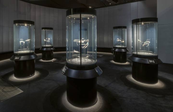 A travers plus de 350 objets, l'exposition dédiée cette année à Cartier au Victoria & Albert Museum retrace l'évolution de l'héritage artistique, stylistique et artisanal de la maison depuis le début du 20ème siècle.