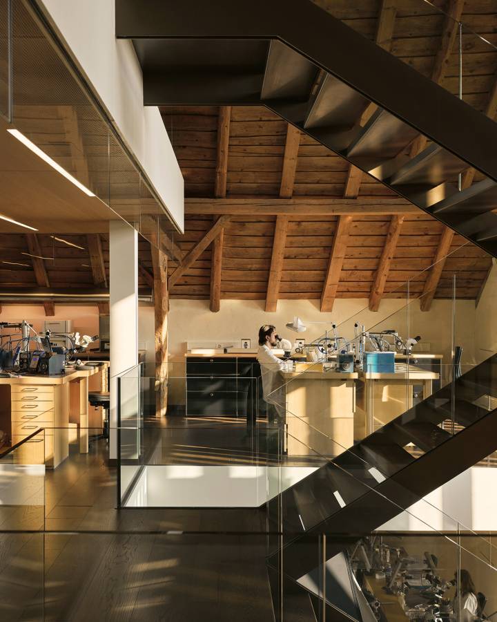 À l'intérieur de la Maison des Métiers d'Art de Cartier, une ferme restaurée du XVIIe siècle où une cinquantaine d'artisans se spécialisent dans les métiers d'art.