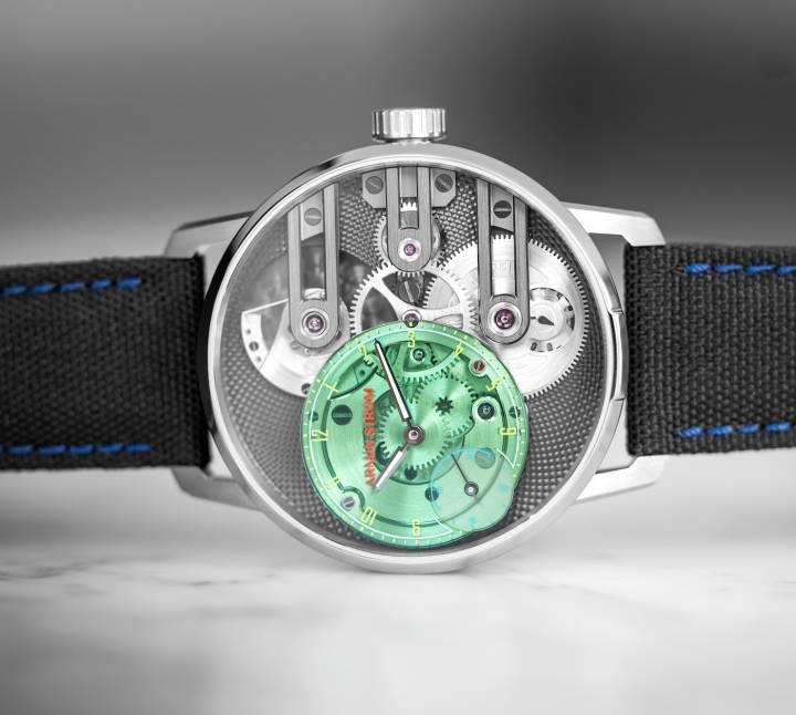Pour Only Watch 2023, Armin Strom a créé une édition unique de sa Gravity Equal Force dotée d'une transmission à force constante. Elle reprend les couleurs de l'événement avec des détails comme le cadran saphir vert transparent, le logo rouge et les coutures bleues sur le bracelet. 