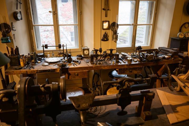 L'atelier d'Albert Bernet, déménagé et reconstitué au Musée des Mascarons, à Môtiers.