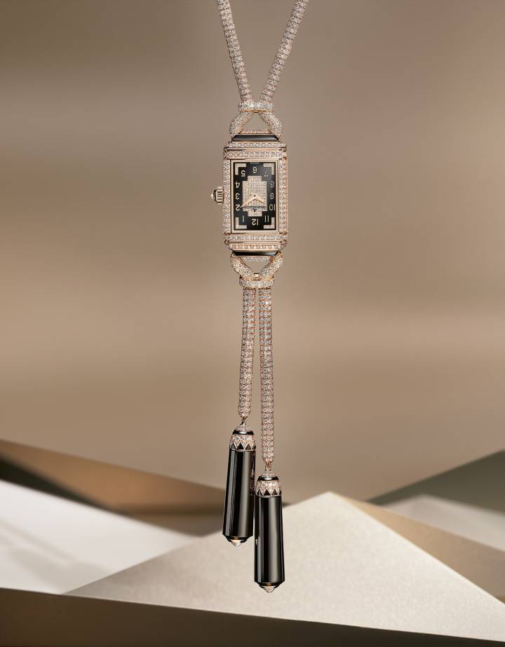 Jaeger-LeCoultre – Reverso Secret Necklace: Un collier sautoir de haute joaillerie constitué d'une chaîne souple, composée de maillons entièrement sertis de diamants et de perles d'onyx poli, ainsi que de deux pendentifs en onyx, cache une Reverso complètement sertie elle aussi. Plus de 3'000 diamants forment le délicat sertissage de la Reverso Secret Necklace réalisé par les artisans de l'Atelier des Métiers Rares® propre à la Manufacture. Plus de 300 heures d'un travail extrêmement minutieux ont été nécessaires pour créer ce mariage parfait de la haute joaillerie, des métiers d'art et de l'horlogerie mécanique. En son coeur bat le Calibre 846 à remontage manuel spécifiquement conçu pour la Reverso. Une édition rare et limitée. $$$