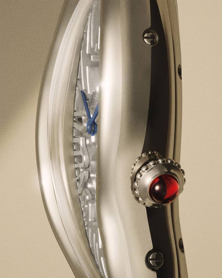 Cartier Privé propose chaque année une interprétation contemporaine d'une forme emblématique et exclusive du patrimoine horloger de Cartier. Depuis 2015, ce rendez-vous de collectionneurs s'est construit autour de la Crash, la Tank Cintrée, la Tonneau, la Tank Asymétrique, la Cloche, la Tank Chinoise, la Tank Normale, la Tortue et la Tank à Guichets.