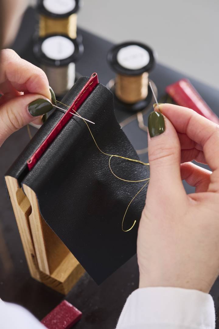 Bracelets: Jean Rousseau propose désormais la couture en fil précieux