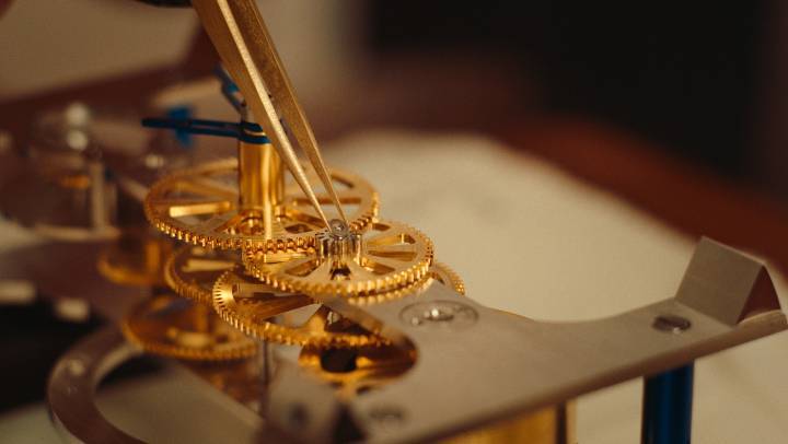 L'assemblage de la pendulette prend une dizaine d'heures. Seul l'organe réglant du mouvement est préassemblé à la livraison du coffret.