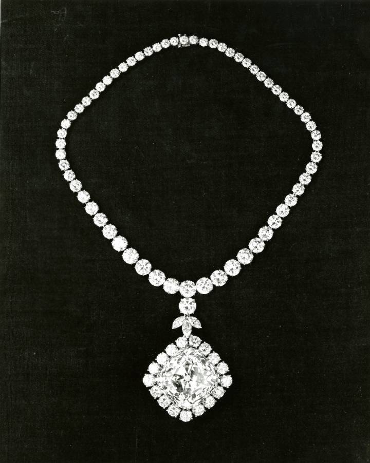 En 1957, le Tiffany Diamond est dévoilé dans sa première version, sous la forme d'un pendentif.