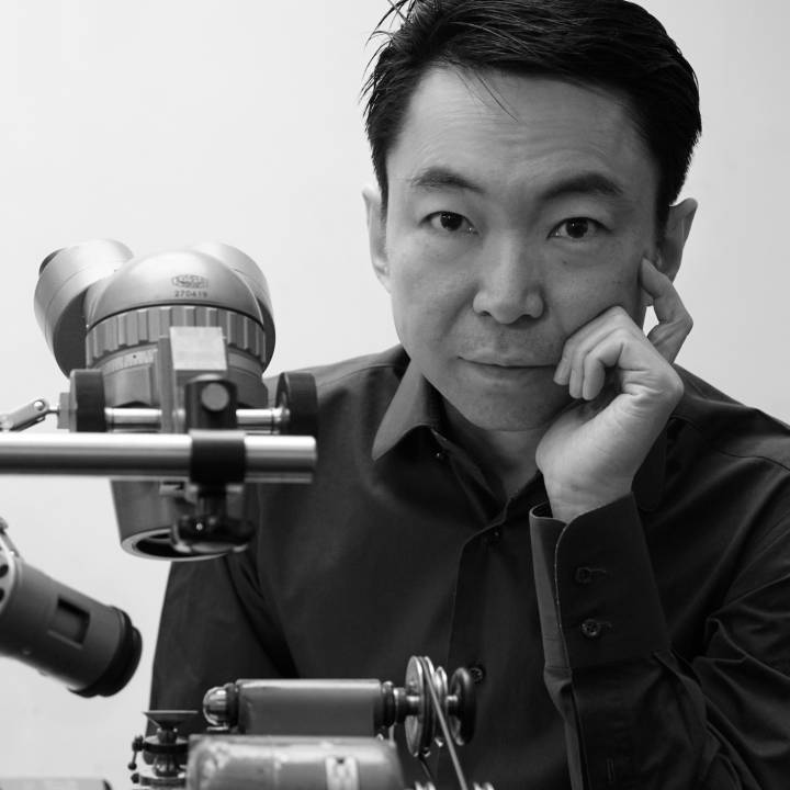 Portrait de Hajime Asaoka dans son atelier de Tokyo.