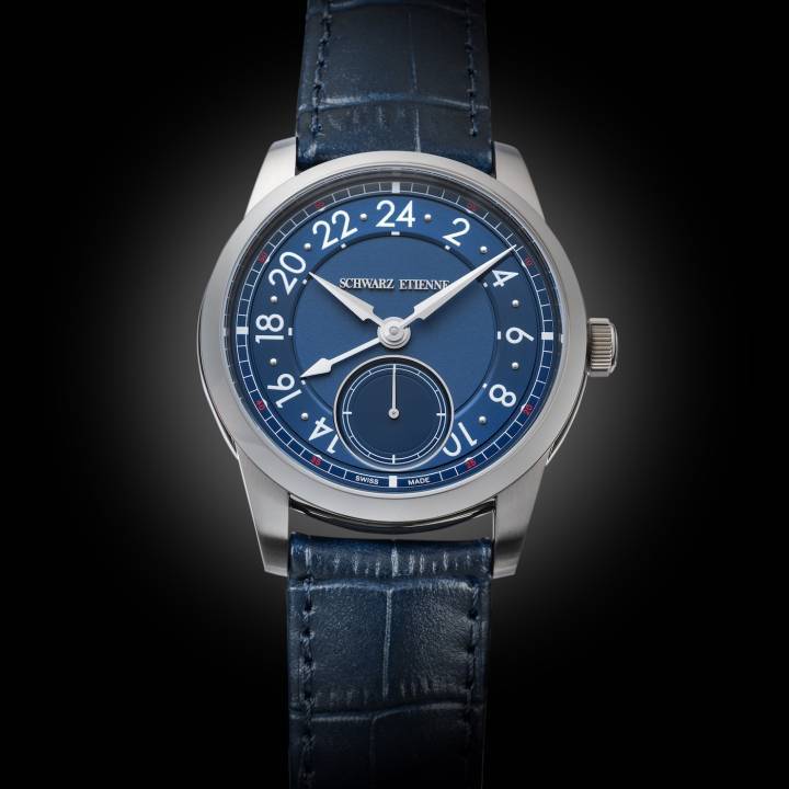 La 1902 GMT de 39 mm, dispoinible en versions à cadran bleu ou argenté, est la dernière-née de la collection du même nom. Elle complète les modèles 1902 Petite Seconde et 1902 Réserve de Marche.