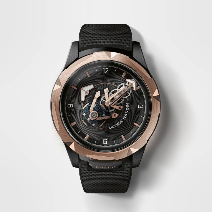 Inspirée de la première Freak, la Freak One de 44 mm avec boîtier en titane revêtu DLC noir et lunette en or rose incarne la montre iconique d'Ulysse Nardin et le centre de gravité de la Manufacture, qui affirme sa nouvelle indépendance.