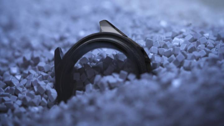POLISSAGE - Les composants destinés à avoir un éclat exceptionnel sont plongés dans un bain contenant de petits fragments de céramique vibrant à haute fréquence.