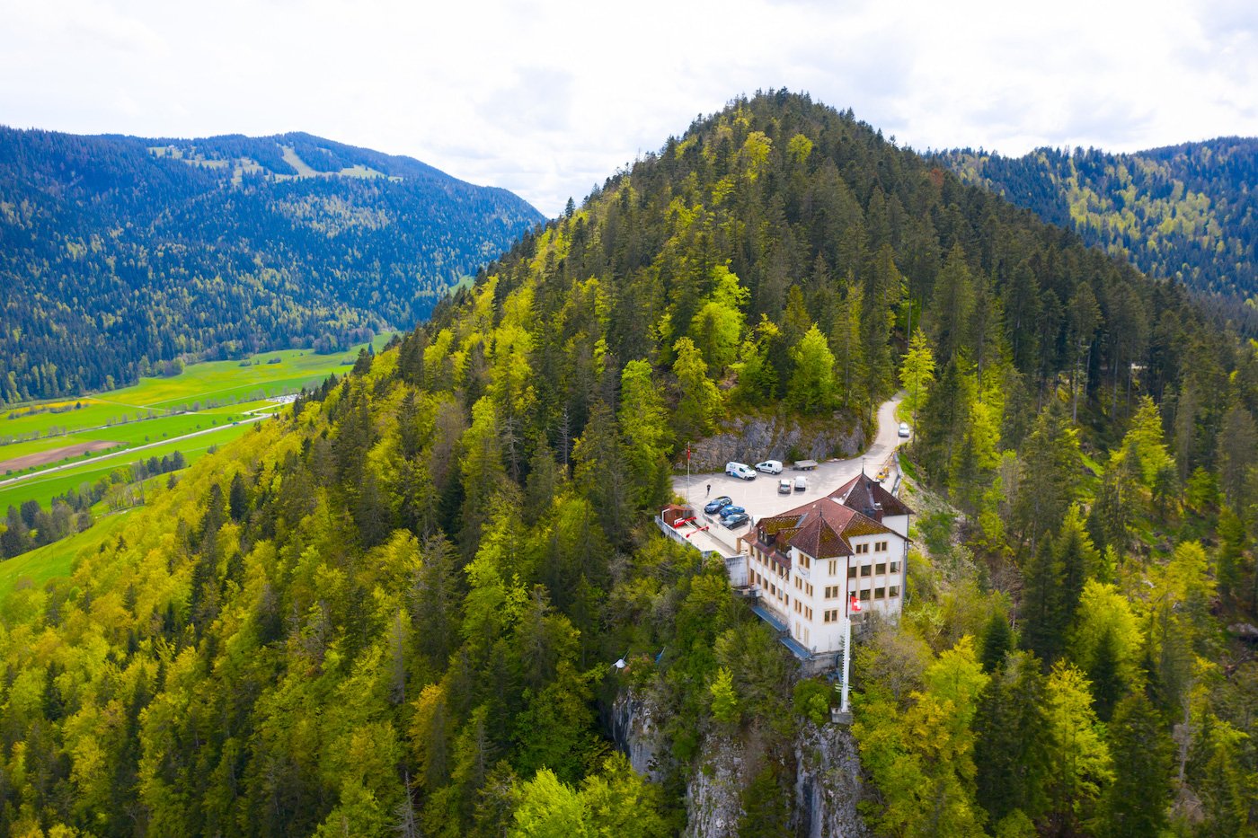Kari Voutilainen set up shop in the former « Chapeau de Napoléon » hotel-restaurant overlooking the Val-de-Travers on 1 June 2021.