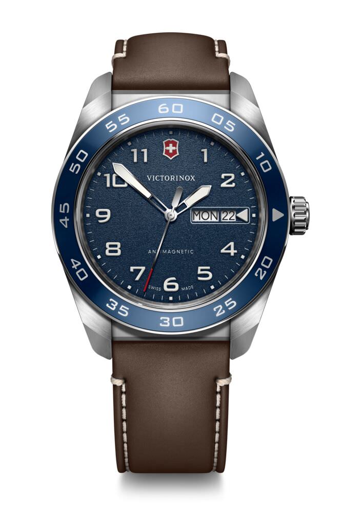 La collection Swiss Army en acier inoxydable se compose de modèles Quartz, Chrono et Automatic de 42 mm de diamètre. Résistance aux chocs et étanchéité jusqu'à 100 mètres certifiées ISO. Garantie 5 ans+.