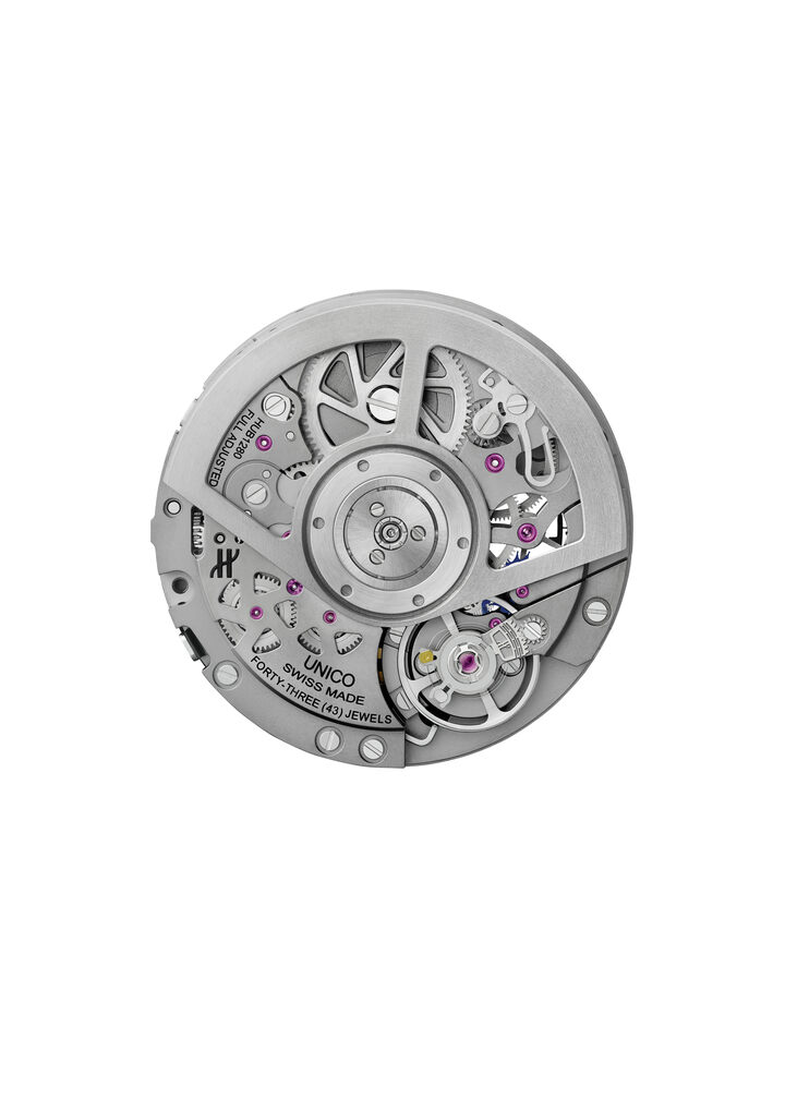 Le mouvement comprend également cinq innovations brevetées, notamment deux embrayages oscillants, un système anti-tremblement, un blocage de roue à rochet sans frottement, un système de réglage fin du balancier et un système de friction à pression constante pour le compteur des minutes.