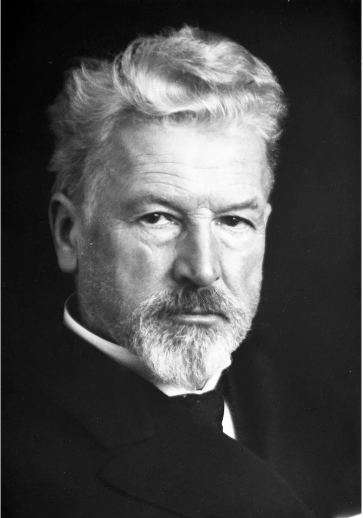 À seulement 20 ans, Ernst Leitz I s'installe en 1863 à Neuchâtel, en Suisse, pour s'initier à l'art de l'horlogerie dans la fabrique de télégraphes et de montres de Matthäus Hipp. Fort de ces connaissances, il retourne ensuite à Wetzlar, en Allemagne, où il se lance dans la fabrication d'instruments optiques, en se spécialisant notamment dans les microscopes.